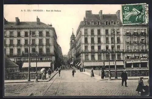 AK Rennes, Rue de Rohan animée avec passants et bâtiments historiques