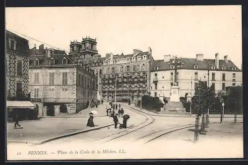 AK Rennes, Place de la Croix de la Mission avec passants et bâtiments historiques