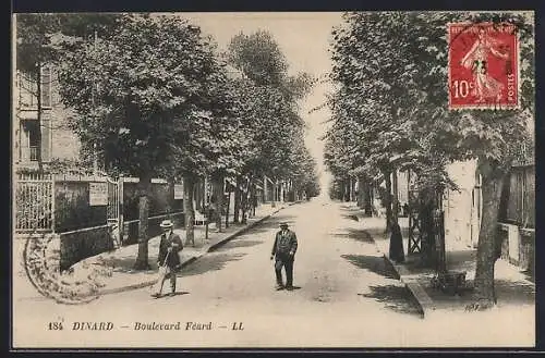 AK Dinard, Boulevard Féard avec passants et arbres alignés