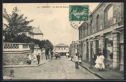 AK Dinard, La Rue du Casino animée avec passants et bâtiments historiques