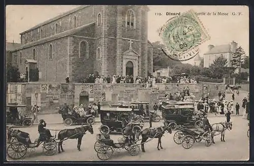 AK Dinard, Sortie de la Messe avec calèches devant l`église