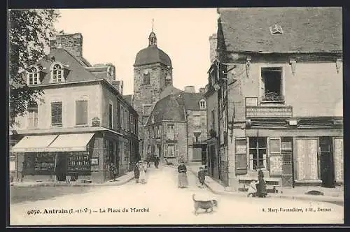 AK Antrain, La Place du Marché avec passants et bâtiments historiques