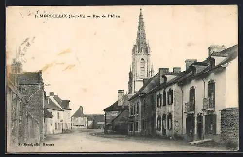 AK Mordelles, Rue de Plélan avec église en arrière-plan