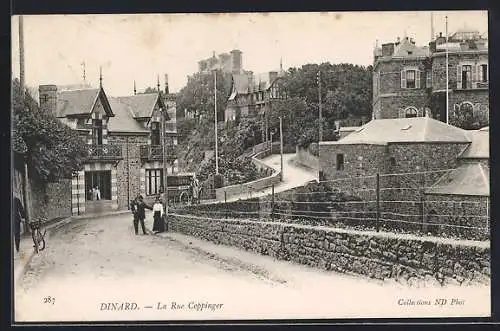 AK Dinard, La Rue Coppinger avec maisons en pierre et végétation environnante