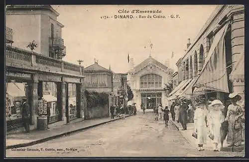 AK Dinard, Rue du Casino animée avec passants élégants et boutiques