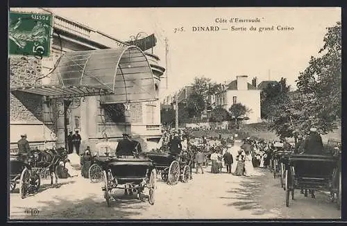 AK Dinard, Sortie du grand Casino avec calèches et promeneurs