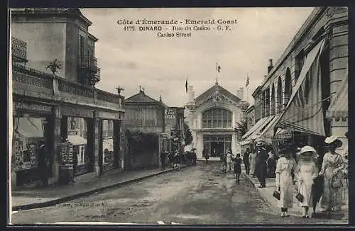 AK Dinard, Rue du Casino animée avec promeneurs élégants