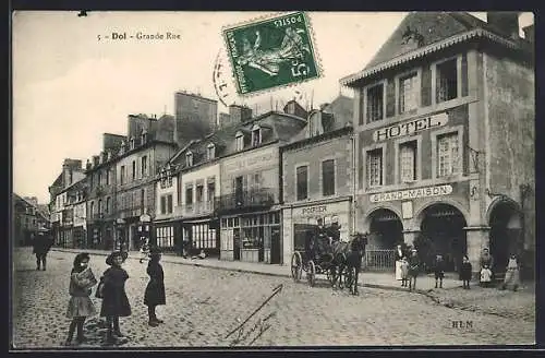 AK Dol, Grande Rue avec hôtel et calèche