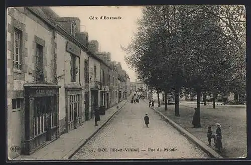 AK Dol, Rue du Moulin avec passants et arbres alignés