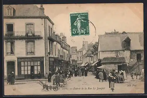 AK Dol, Entrée de la Rue Le Jamptel avec passants et boutiques animées