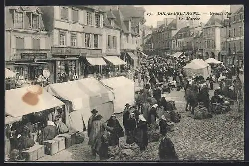 AK Dol-de-Bretagne, Grande-Rue animée lors du marché