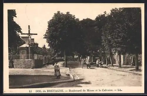 AK Dol de Bretagne, Boulevard de Ménac et le Calvaire