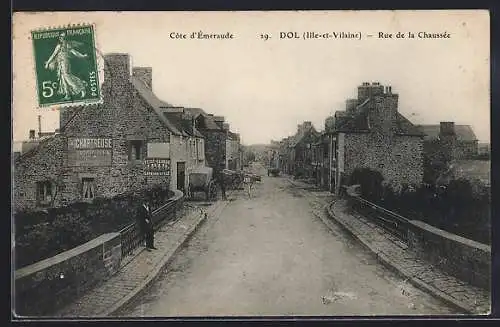 AK Dol, Rue de la Chaussée avec maisons en pierre et charrette