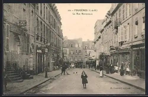 AK Fougères, La Rue Nationale animée avec des passants et des boutiques