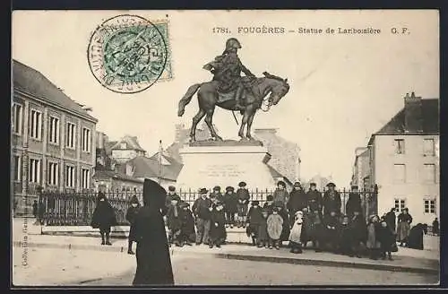 AK Fougères, Statue de Lariboisière avec foule rassemblée devant le monument