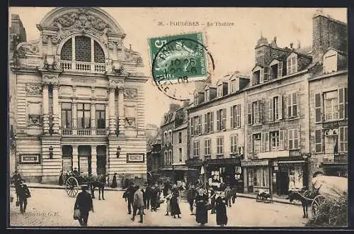 AK Fougères, le Théâtre et scène animée devant le bâtiment