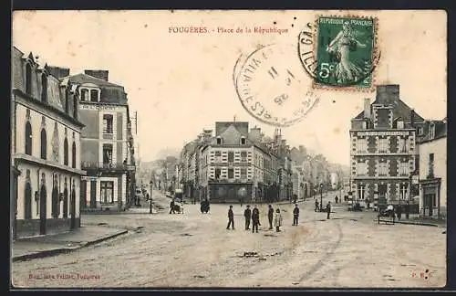 AK Fougères, Place de la République avec bâtiments et passants