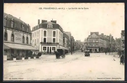 AK Fougères, La Sortie de la Gare avec l`Hôtel de la Gare et des calèches sur la place