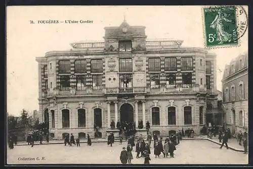 AK Fougères, L`Usine Cordier avec passants sur la place devant le bâtiment