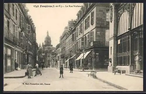 AK Fougères, La Rue Nationale animée avec passants et bâtiments historiques