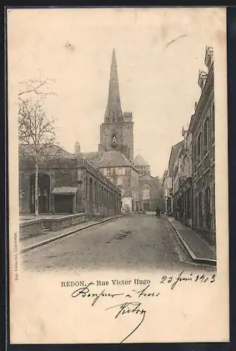 AK Redon, Rue Victor Hugo avec l`église en arrière-plan