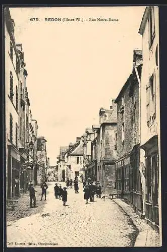 AK Redon, Rue Notre-Dame animée avec passants