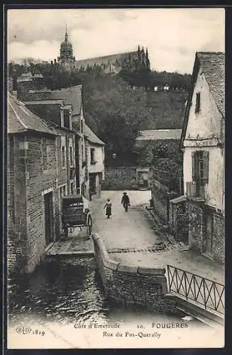 AK Fougères, Rue du Fos-Querally avec vue sur la colline et l`église en arrière-plan