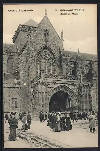 AK Dol-de-Bretagne, Sortie de Messe à la cathédrale