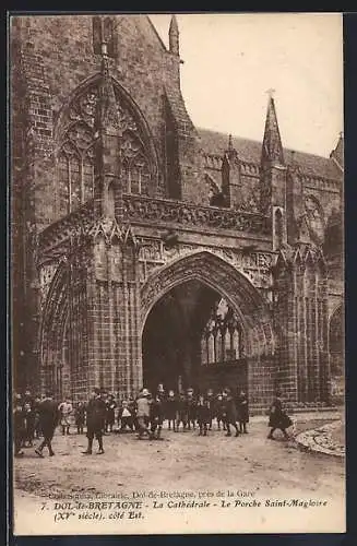 AK Dol-de-Bretagne, La Cathédrale, Le Porche Saint-Magloire (XVe siècle), côté Est