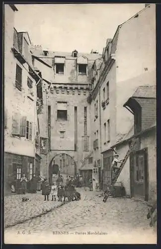 AK Rennes, Portes Mordelaises et rue animée avec habitants et chien