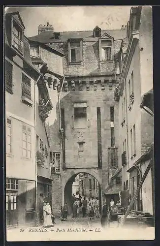 AK Rennes, Porte Mordelaise et scène de rue animée