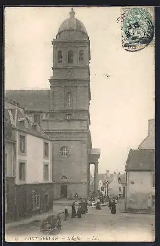 AK Saint-Servan, L`Église et rue animée avec passants et bâtiments historiques