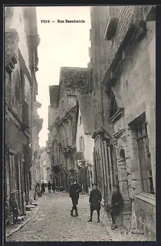 AK Vitré, Rue Baudrairie animée avec des passants et des maisons anciennes