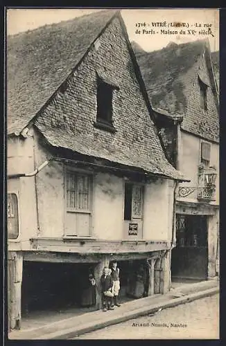 AK Vitré, La rue de Paris, Maison du XVe siècle