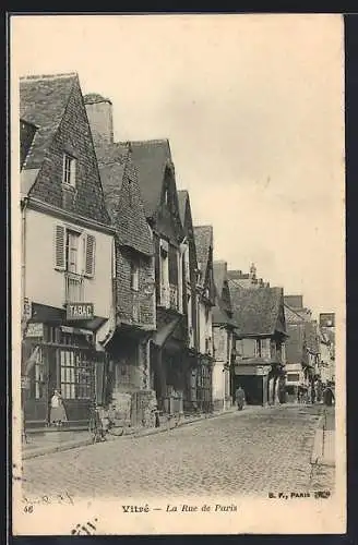 AK Vitré, La Rue de Paris avec des maisons à colombages et un bureau de tabac