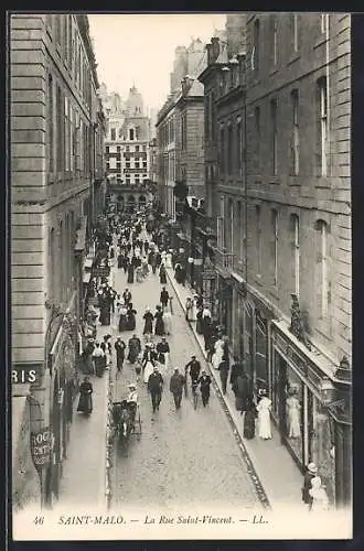 AK Saint-Malo, La Rue Saint-Vincent animée avec passants et boutiques