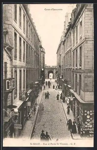 AK Saint-Malo, Rue et Porte Saint-Vincent animées