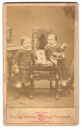 Fotografie E. Burghardt, Weissenfels, Kinder Georg und Lissie Köbrich mit Puppe und Fotoalbum