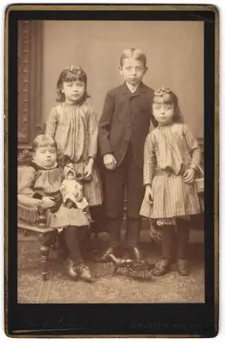 Fotografie Georg Lüders, Dresden, Portrait vier Kinder mit Puppe und Spielzeufpferd