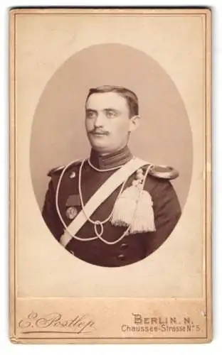 Fotografie E. Postlep, Berlin, Uffz. in Gardeuniform mit Epauletten und Schützenschnur, Orden an der Brust