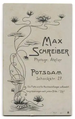 Fotografie Max Schreiber, Potsdam, Uffz. in Gardeuniform mit Säbel und Mantel