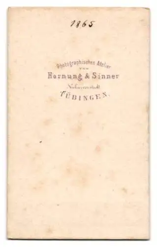 Fotografie Hornung & Sinner, Tübingen, niedliches kleines Mädchen im schwarzen Kleid