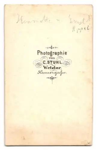 Fotografie C. Stuhl, Wetzlar, Kinder Henriette und Ernst Appel in karierten Kleidern