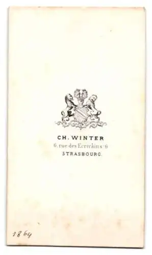 Fotografie Ch. Winter, Strasbourg, junge Dame im dunklen gemusterten Kleid