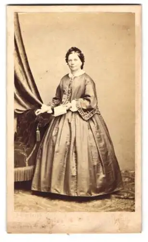 Fotografie F. Brandseph, Stuttgart, Dame im glänzenden Kleid mit Rüschenkragen