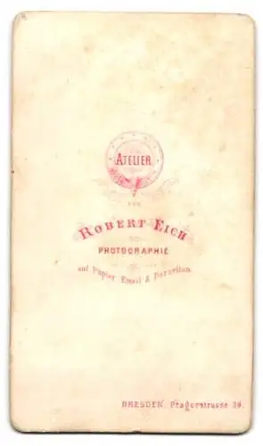 Fotografie Robert Eich, Dresden, junge Sächsin im dunklen Kleid mit Brosche
