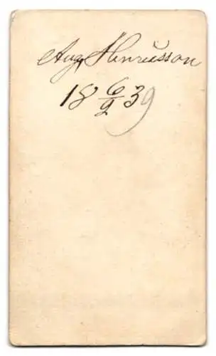 Fotografie unbekannter Fotograf und Ort, junger Mann August Henriesson im Anzug, 1863