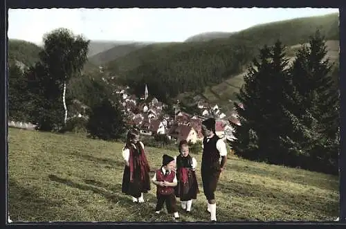 AK Lauterbach im Schwarzwald, Teilansicht und Mann mit Kindern in Tracht