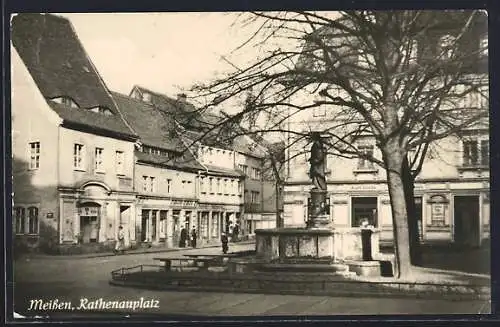 AK Meissen / Sa., Rathenauplatz mit Geschäften und Brunnen