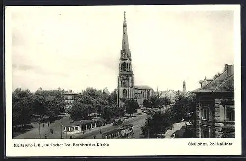 AK Karlsruhe i. B., Durlacher Tor u. Bernhardus-Kirche mit Strassenbahn aus der Vogelschau